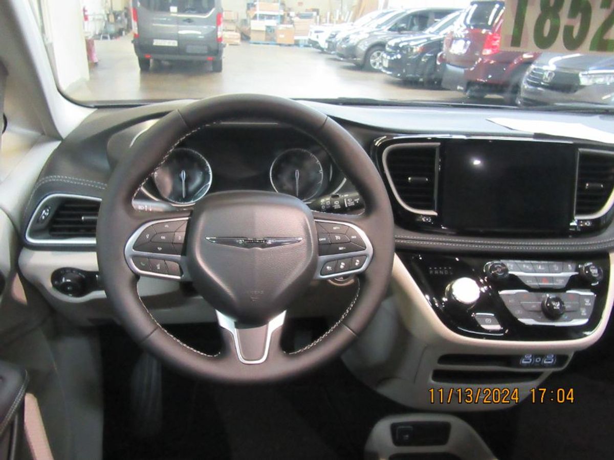 Silver Chrysler Pacifica image number 24