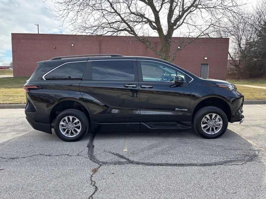 Used 2025 Toyota Sienna Hybrid XLE Base - BraunAbility Side Entry Entry In Floor Automatic Ramp