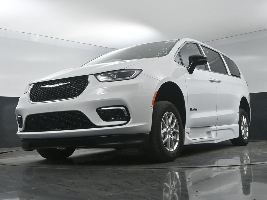 New 2025 Chrysler Pacifica Select Safety - BraunAbility Side Entry Entry Fold Out Automatic Ramp