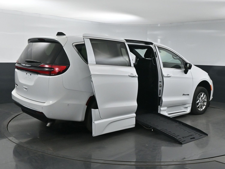 New 2025 Chrysler Pacifica Select Safety - BraunAbility Side Entry Entry Fold Out Automatic Ramp