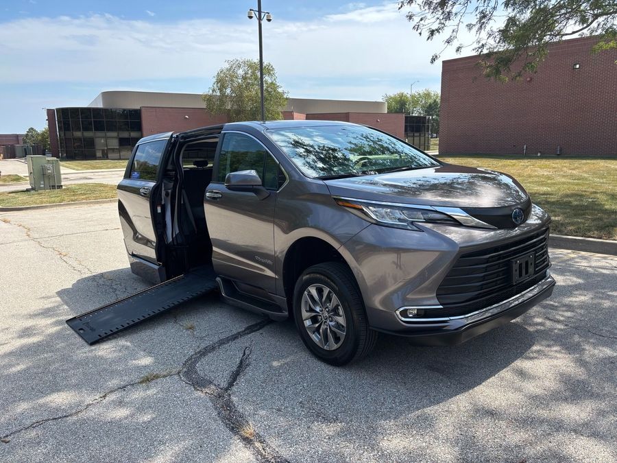 Used 2023 Toyota Sienna Hybrid XLE - BraunAbility Side Entry Entry In Floor Automatic Ramp