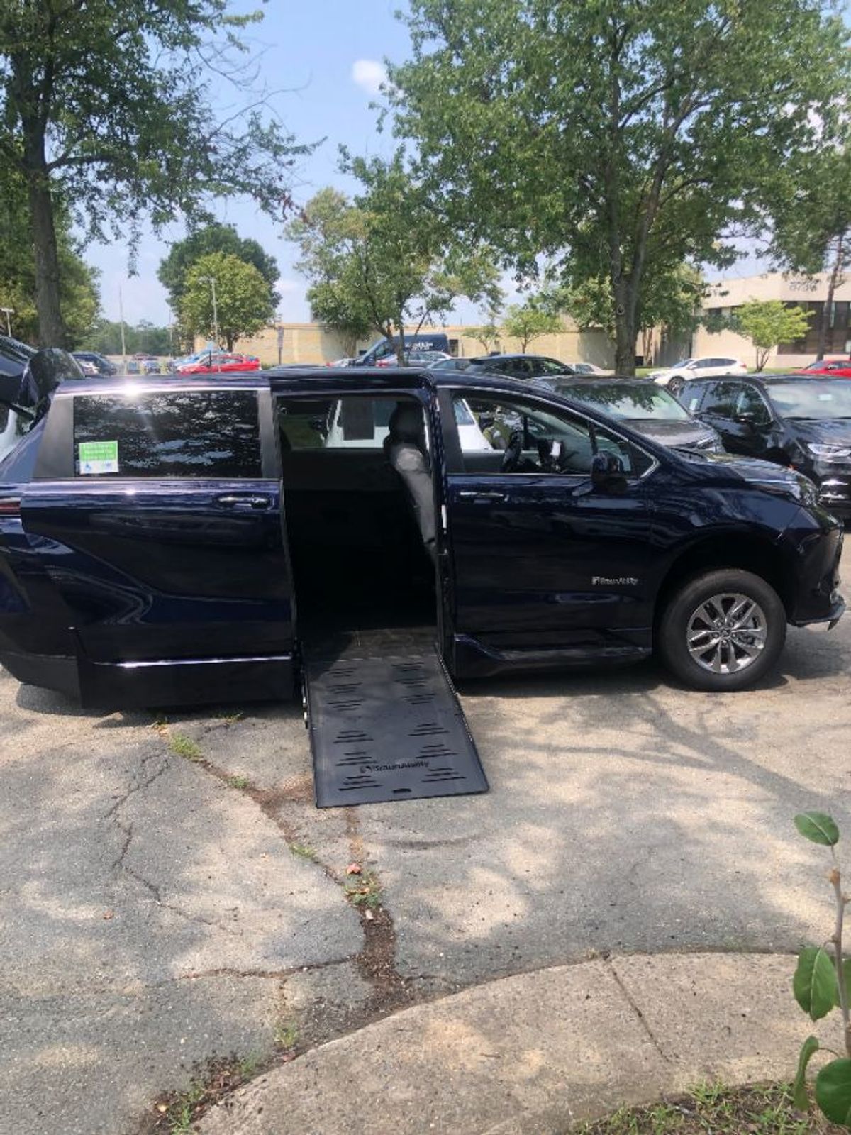 Blue Toyota Sienna image number 11
