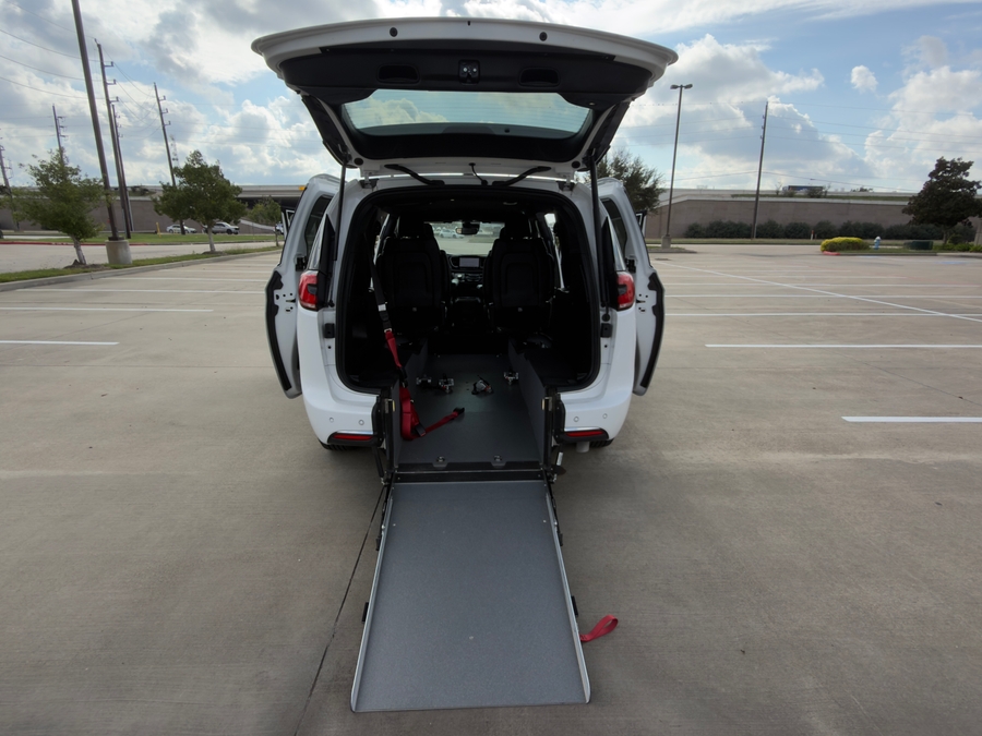 2024 Chrysler Pacifica Touring's photo