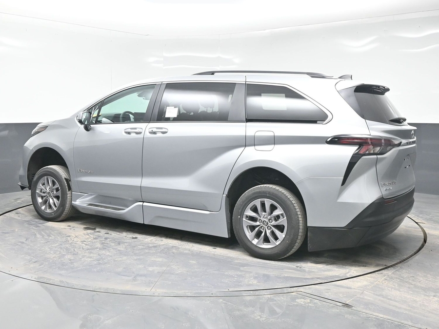 New 2025 Toyota Sienna Hybrid XLE Plus - BraunAbility Side Entry Entry In Floor Automatic Ramp