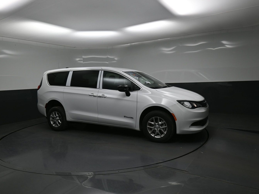 White Chrysler Voyager image number 14