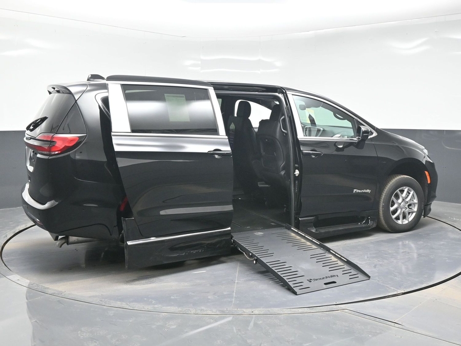 Black Chrysler Pacifica image number 6