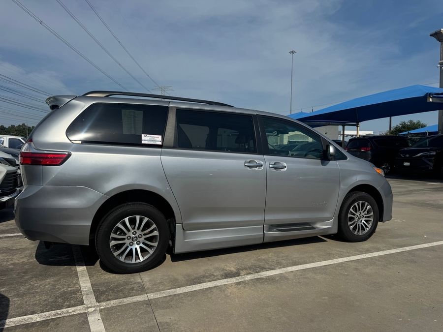 Used 2018 Toyota Sienna XLE - BraunAbility Side Entry Fold Out Automatic Ramp