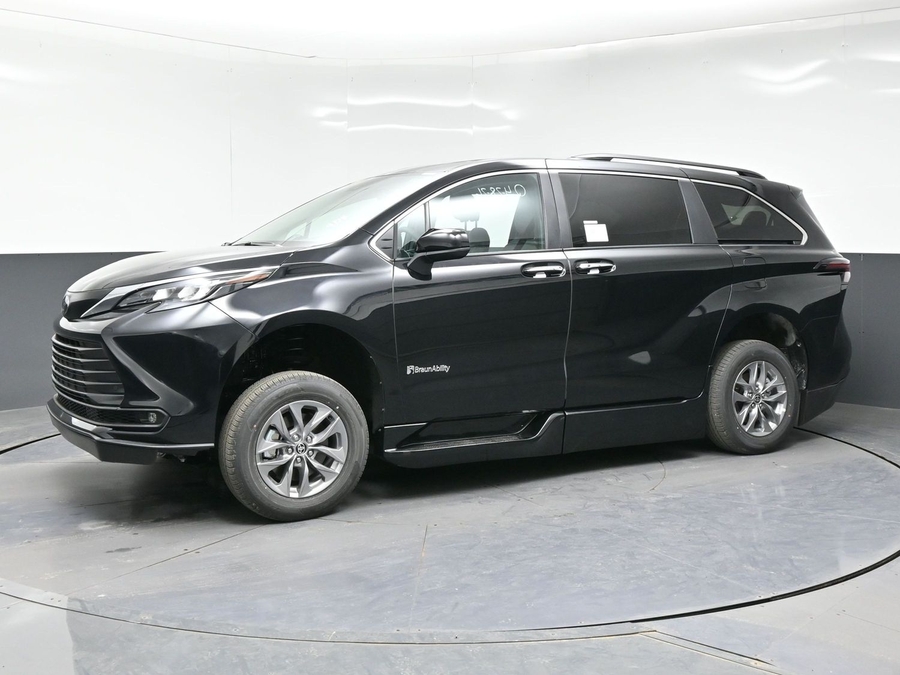 New 2026 Toyota Sienna Hybrid XLE Base - BraunAbility Side Entry Entry Fold Out Automatic Ramp