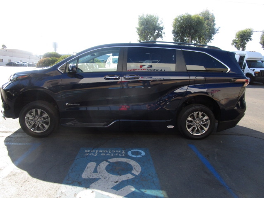 New 2025 Toyota Sienna Hybrid XLE Plus - BraunAbility Side Entry Entry In Floor Automatic Ramp