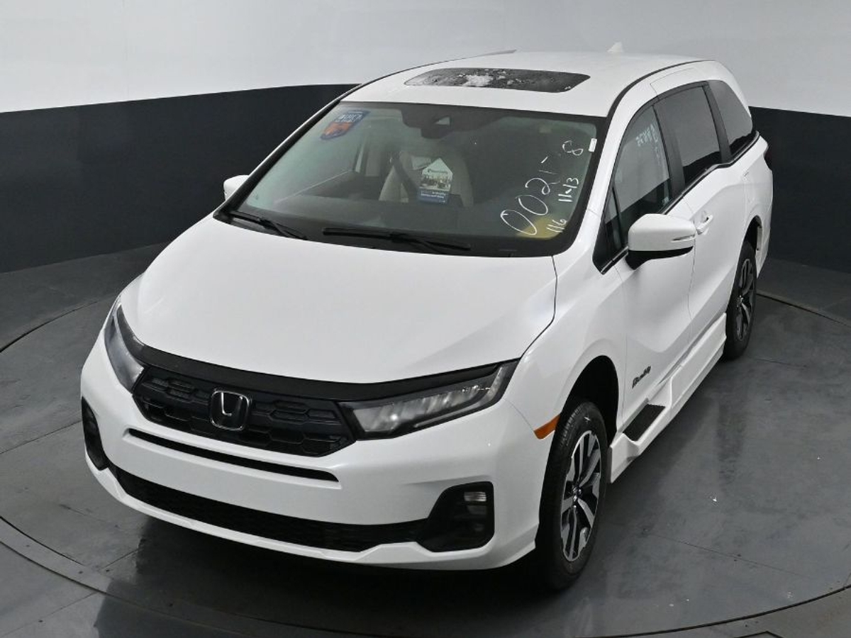 White Honda Odyssey image number 23