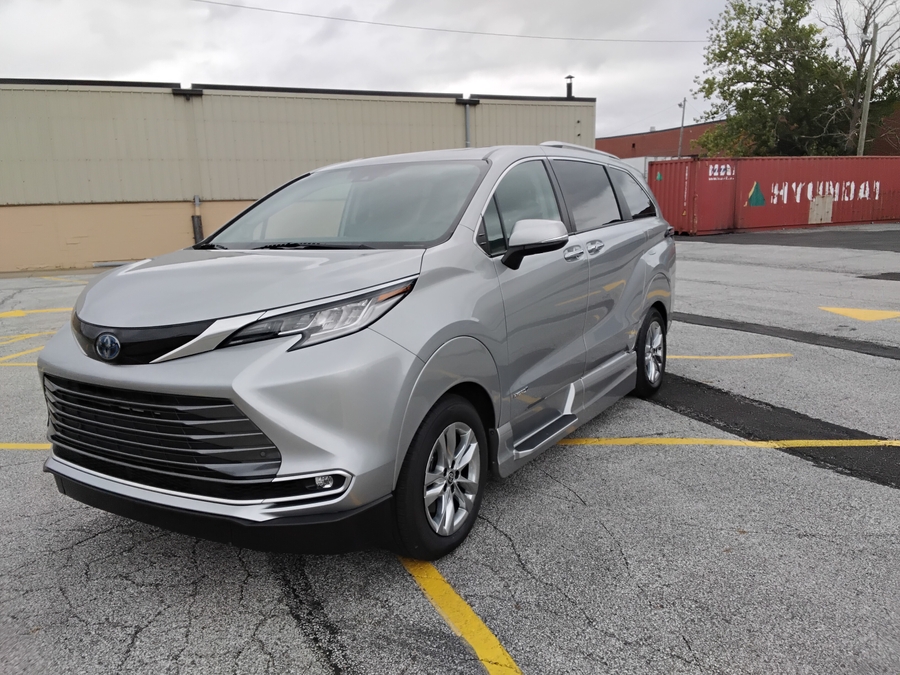 Silver Toyota Sienna image number 19