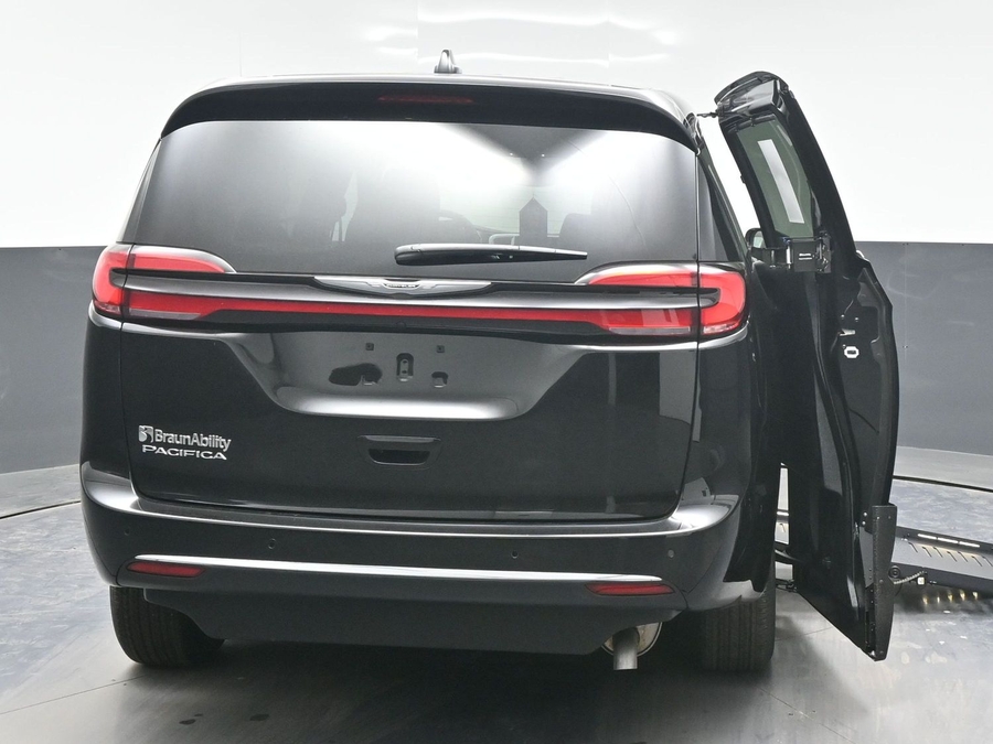 Black Chrysler Pacifica image number 5