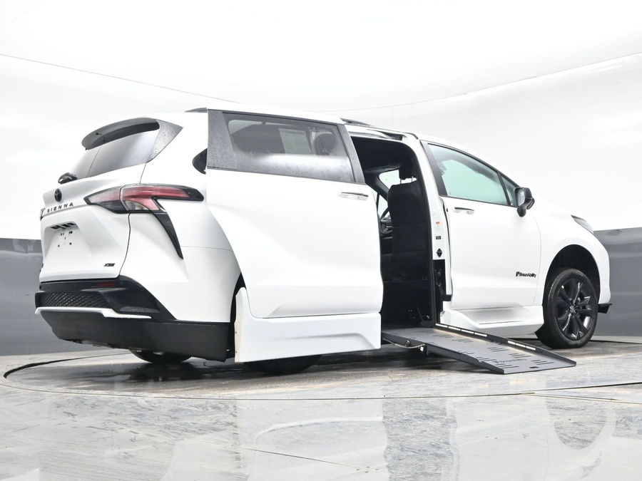 New 2026 Toyota Sienna Hybrid XSE Sport - BraunAbility Side Entry Entry Fold Out Automatic Ramp