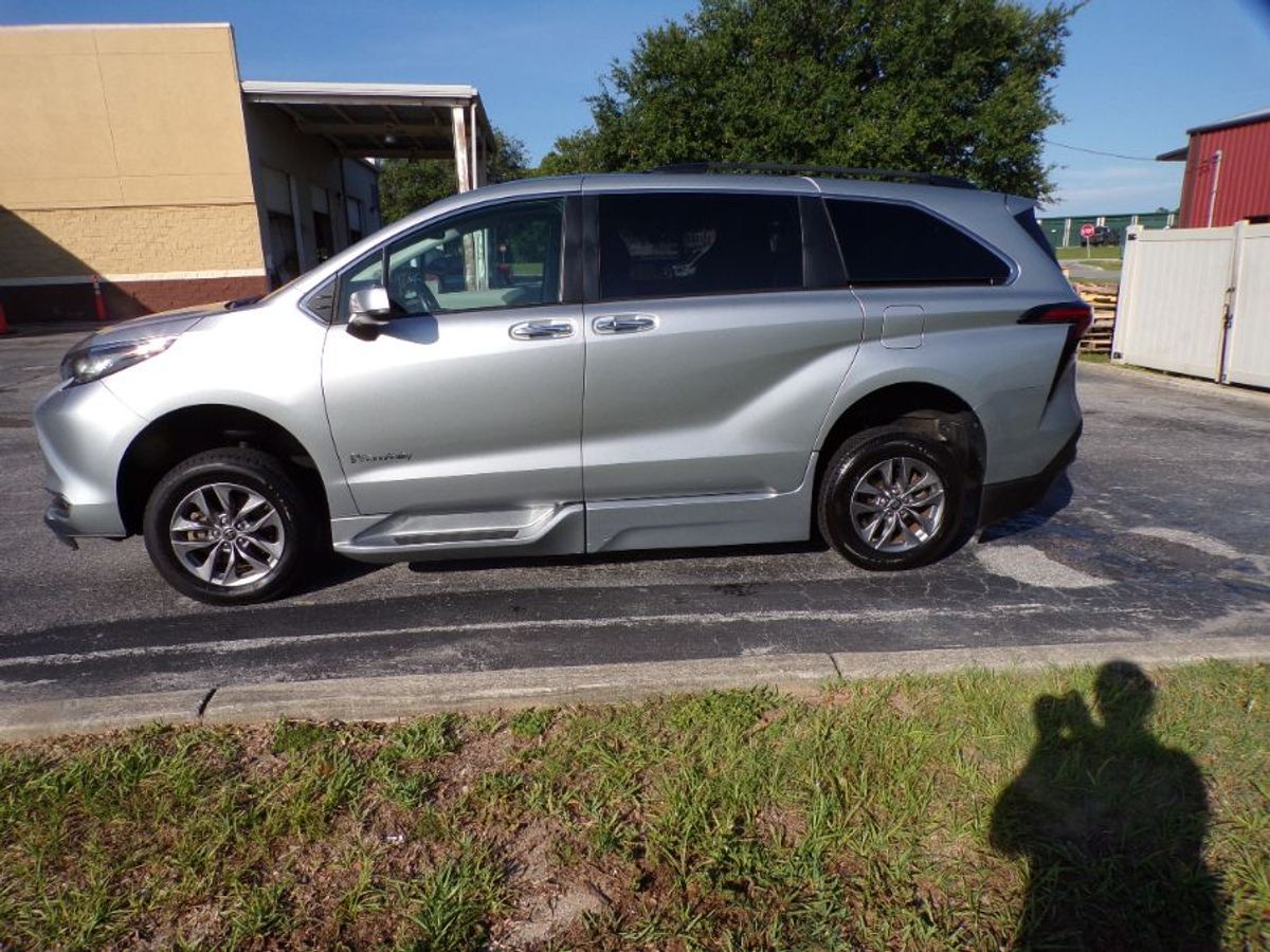 Silver Toyota Sienna image number 4