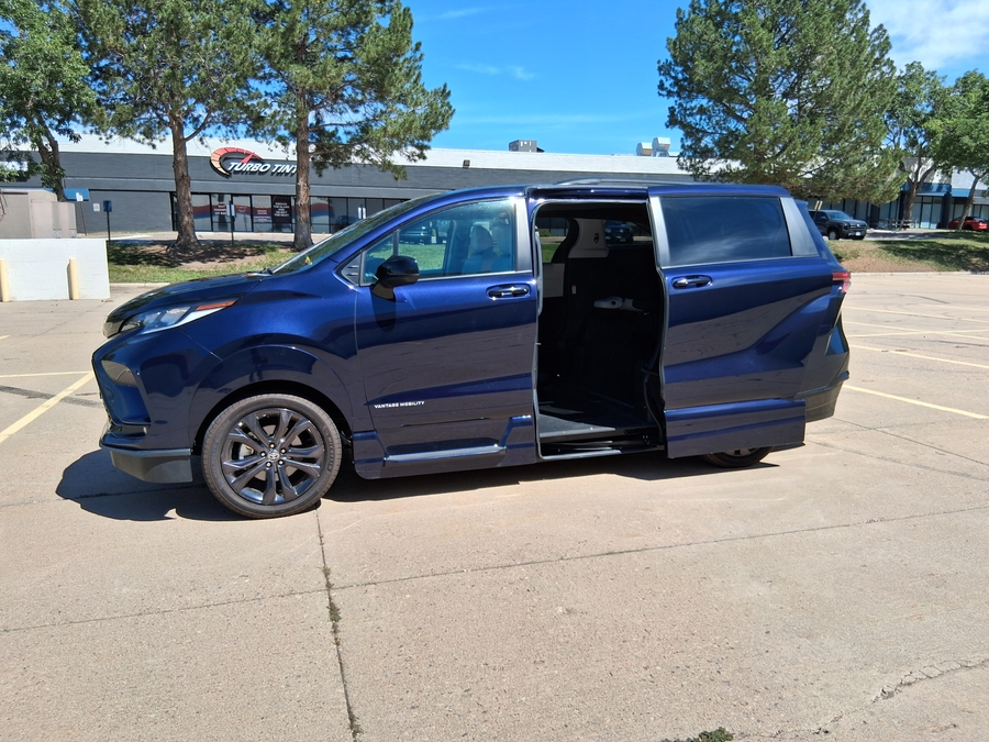 Blue Toyota Sienna image number 15