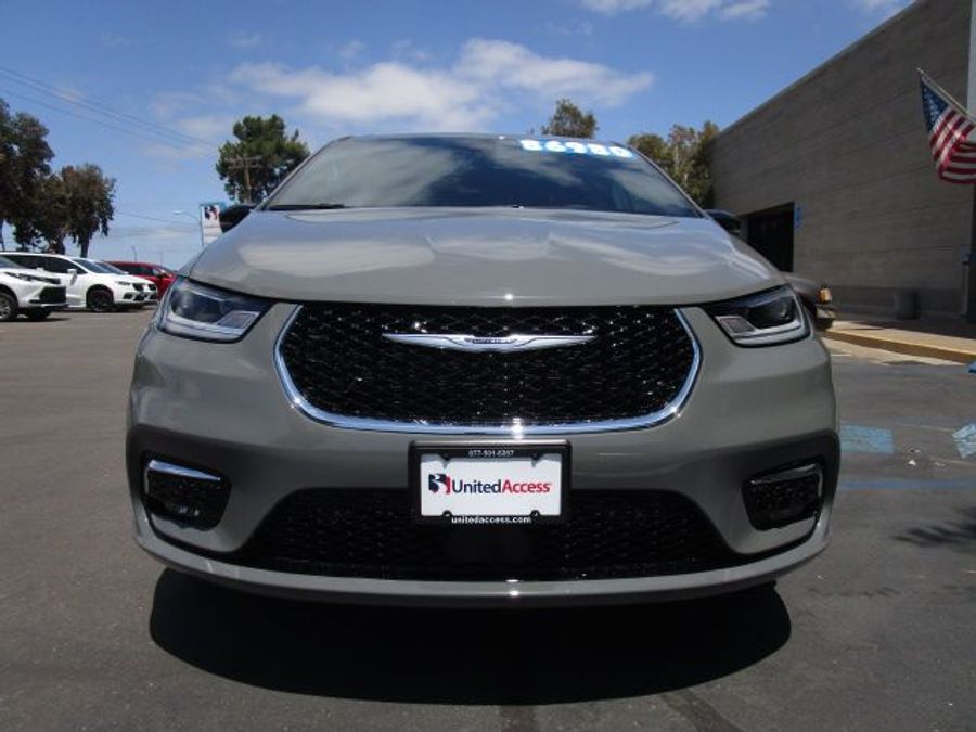 New 2025 Chrysler Pacifica Select Safety - BraunAbility Side Entry Entry Fold Out Automatic Ramp