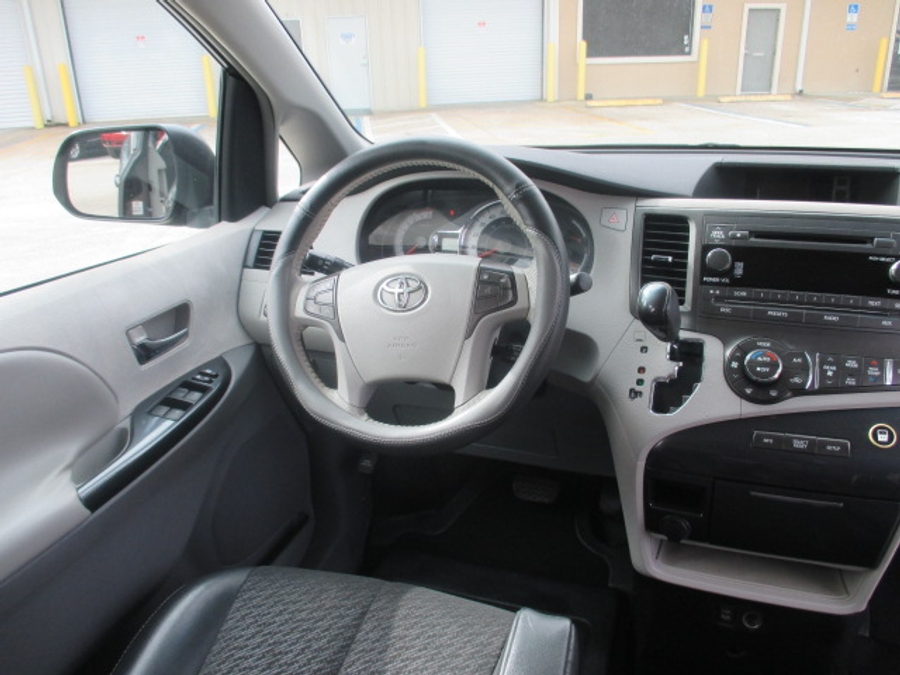 2011 TOYOTA SIENNA - Image 8