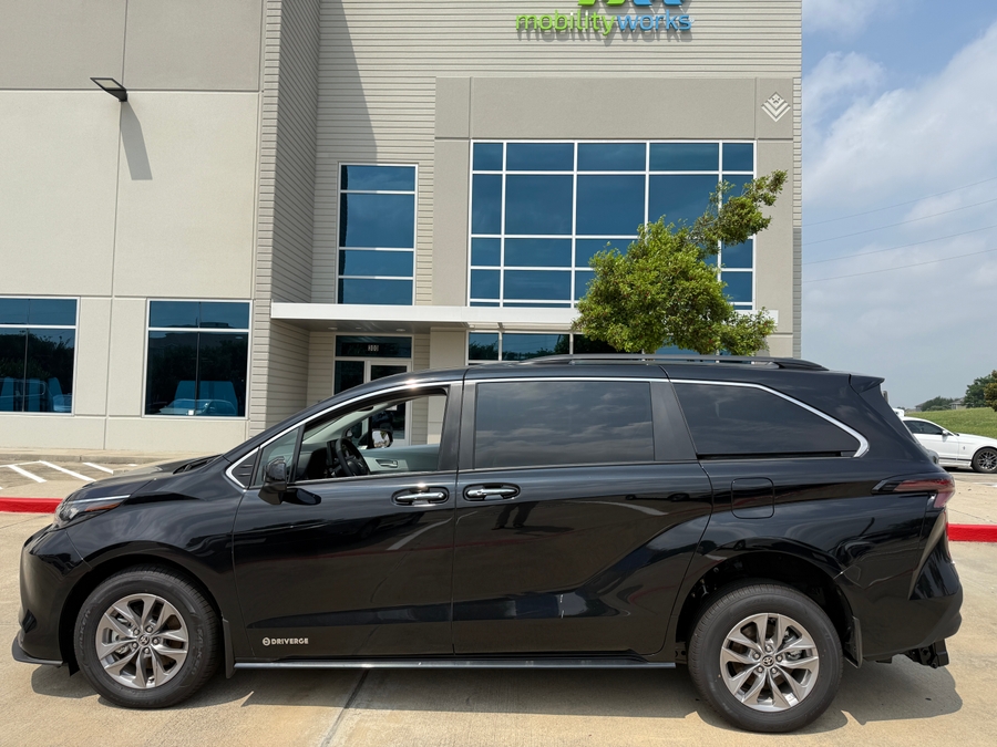 Imagen de la Toyota Sienna negra número 5