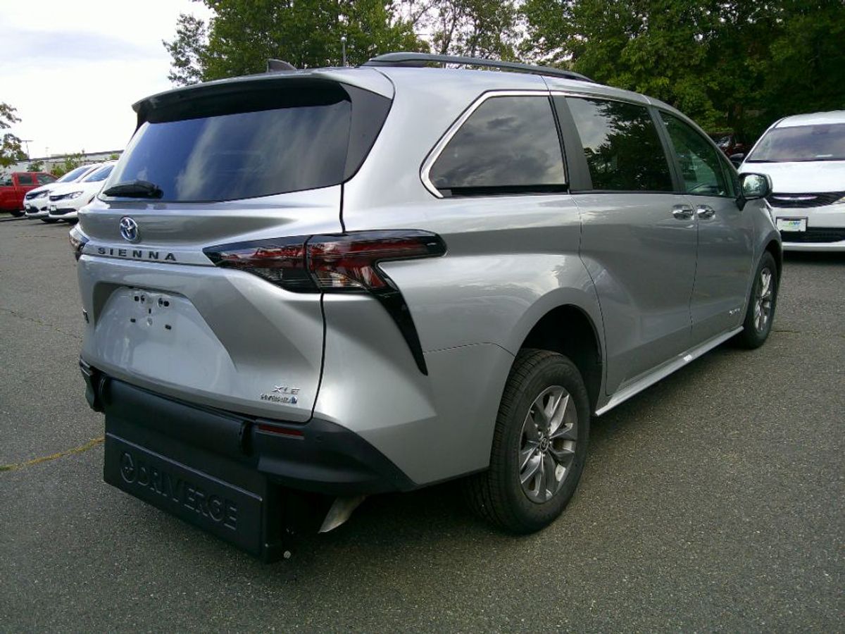 2024 TOYOTA SIENNA - Image 9