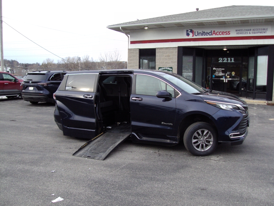Used 2023 Toyota Sienna Hybrid XLE Base - BraunAbility Side Entry Entry Fold Out Automatic Ramp