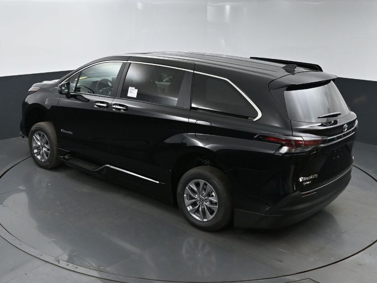 Black Toyota Sienna image number 23