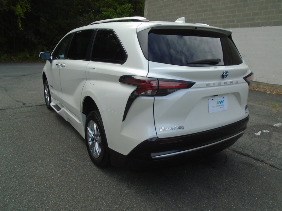 White Toyota Sienna image number 12