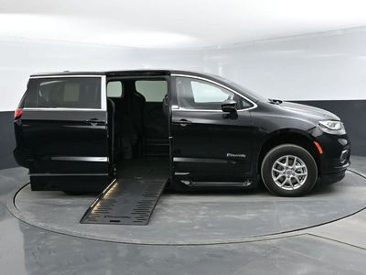 2025 Chrysler Pacifica Select's photo