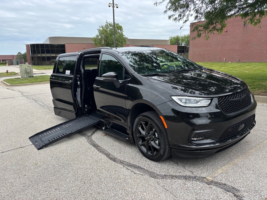 Used 2023 Chrysler Pacifica Touring L - BraunAbility Side Entry Entry Fold Out Automatic Ramp