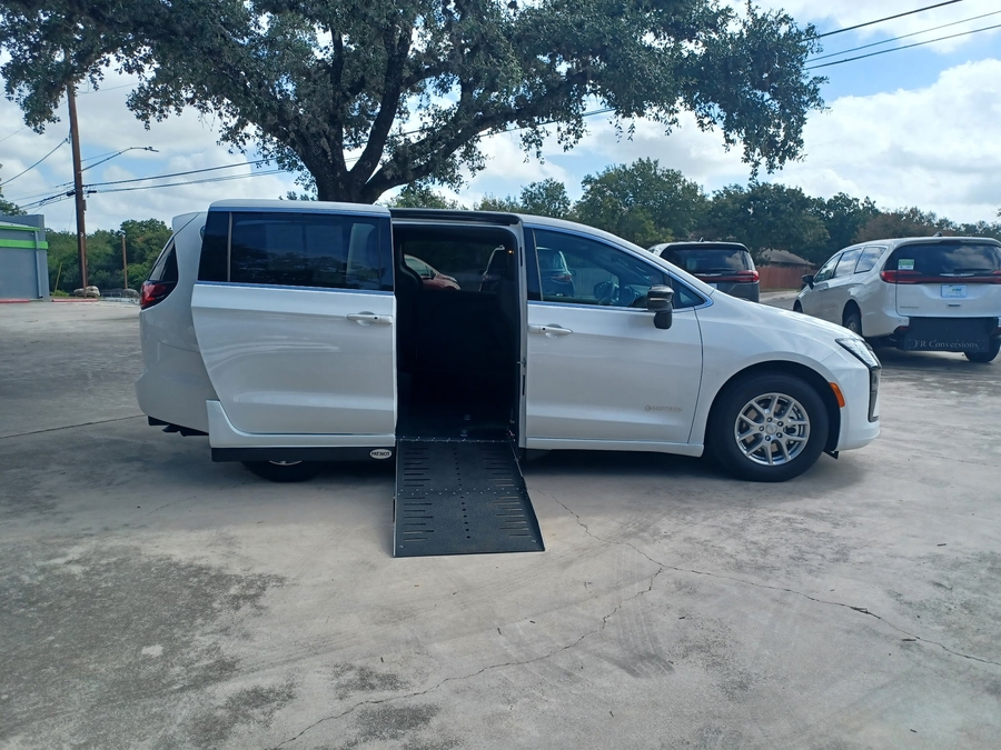 Black Chrysler Pacifica image number 1