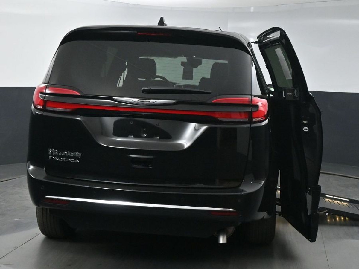 Black Chrysler Pacifica image number 5