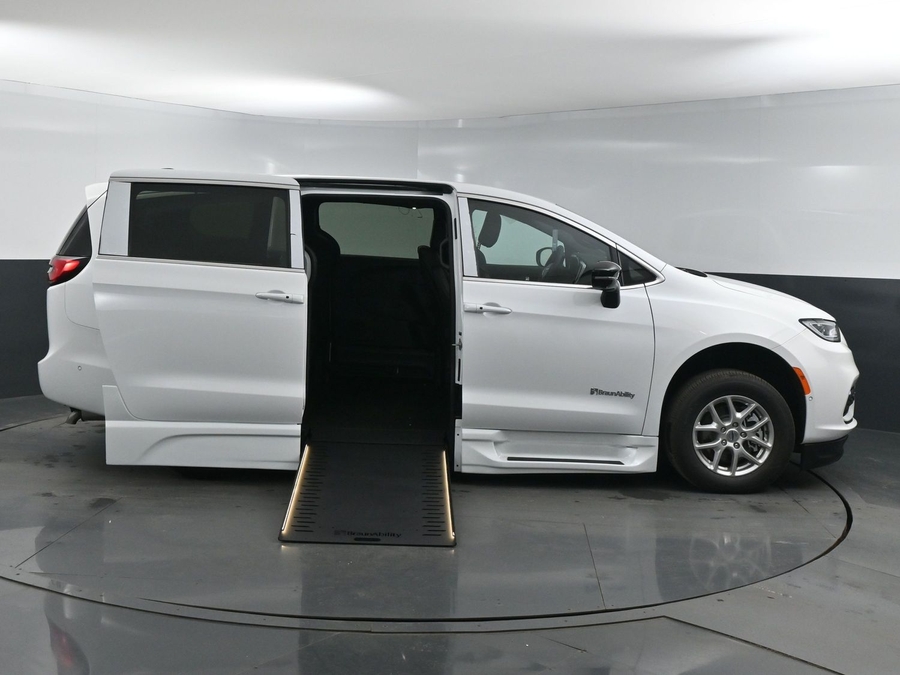 New 2025 Chrysler Pacifica SELECT PLUS - BraunAbility Side Entry Entry In Floor Automatic Ramp