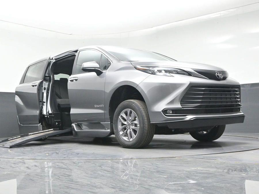 Grey Toyota Sienna image number 16