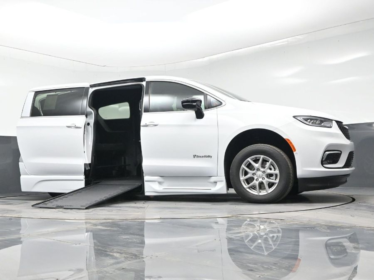 White Chrysler Pacifica image number 21