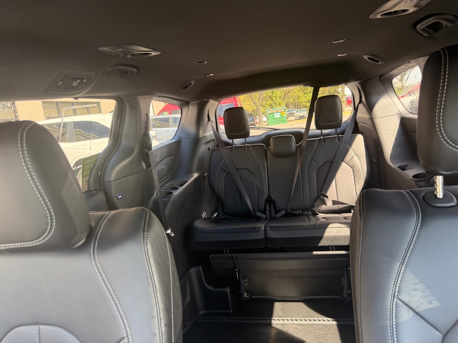 Black Chrysler Pacifica image number 7