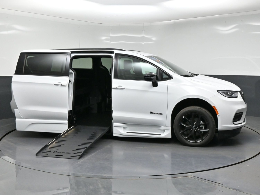 New 2026 Chrysler Pacifica Select Sport - BraunAbility Side Entry Fold Out Automatic Ramp