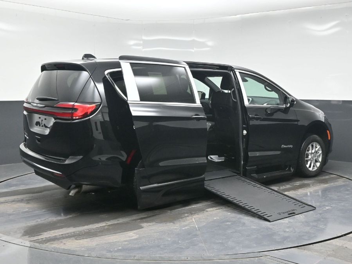 Black Chrysler Pacifica image number 6