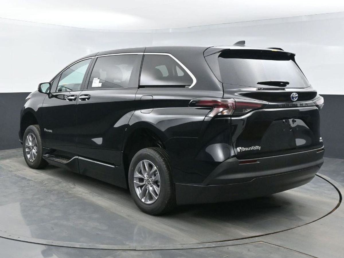 Black Toyota Sienna image number 22