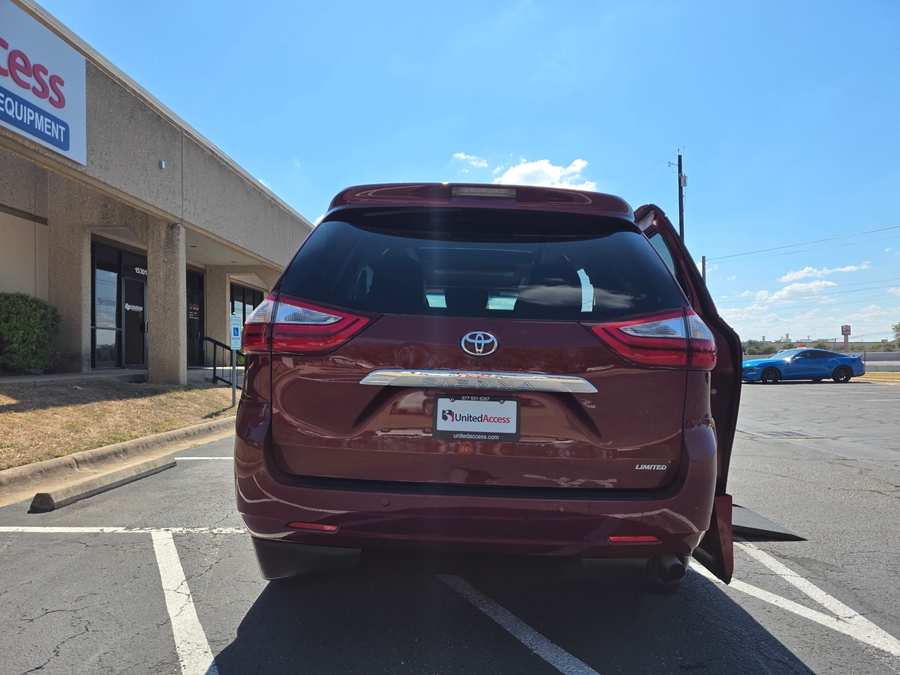 Used 2017 Toyota Sienna XLE - VMI Side Entry Entry In Floor Automatic Ramp