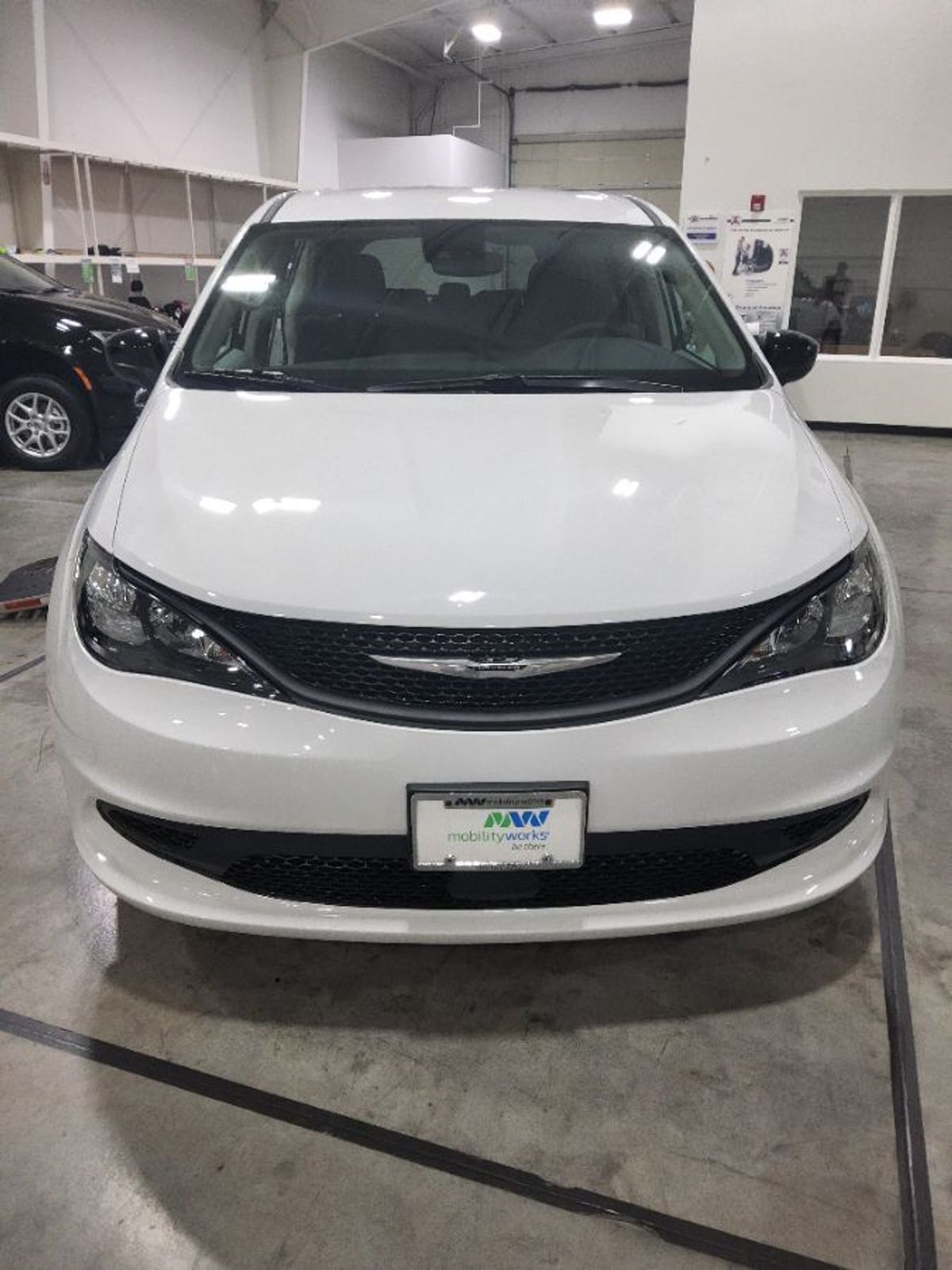 2024 CHRYSLER VOYAGER - Image 2