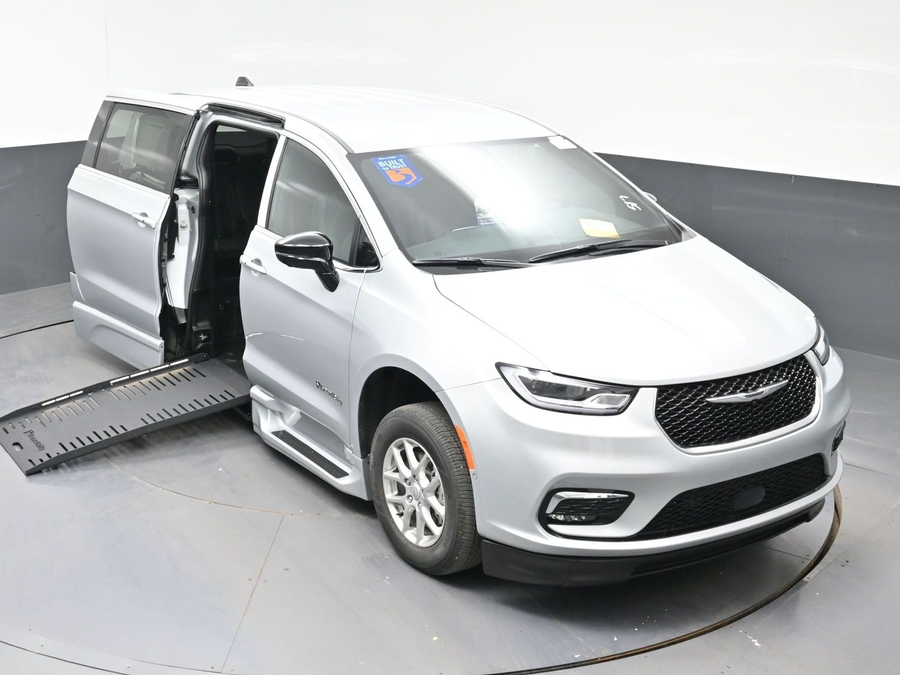 Silver Chrysler Pacifica image number 8