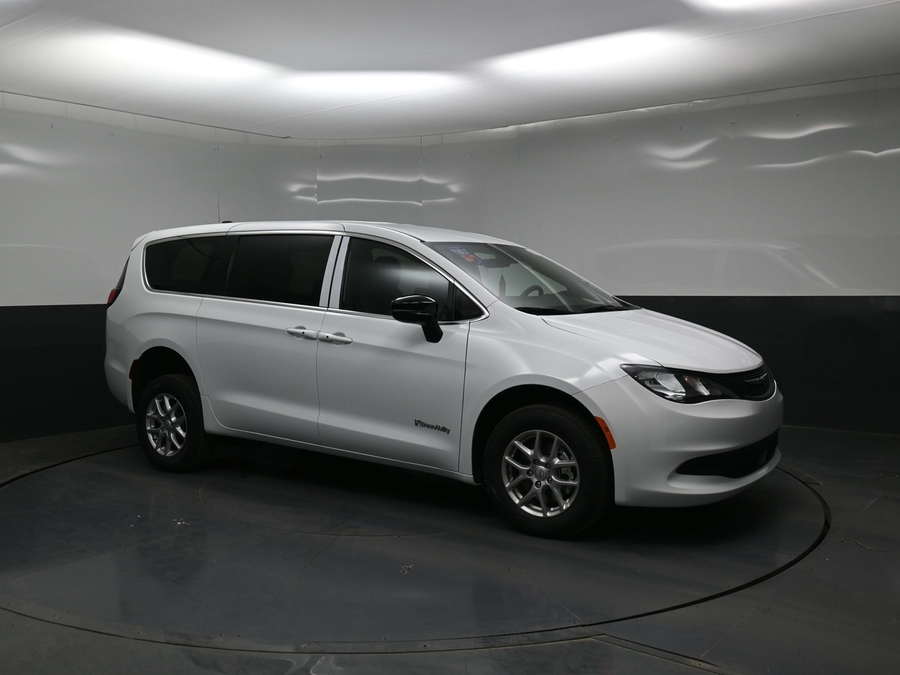 White Chrysler Voyager image number 16