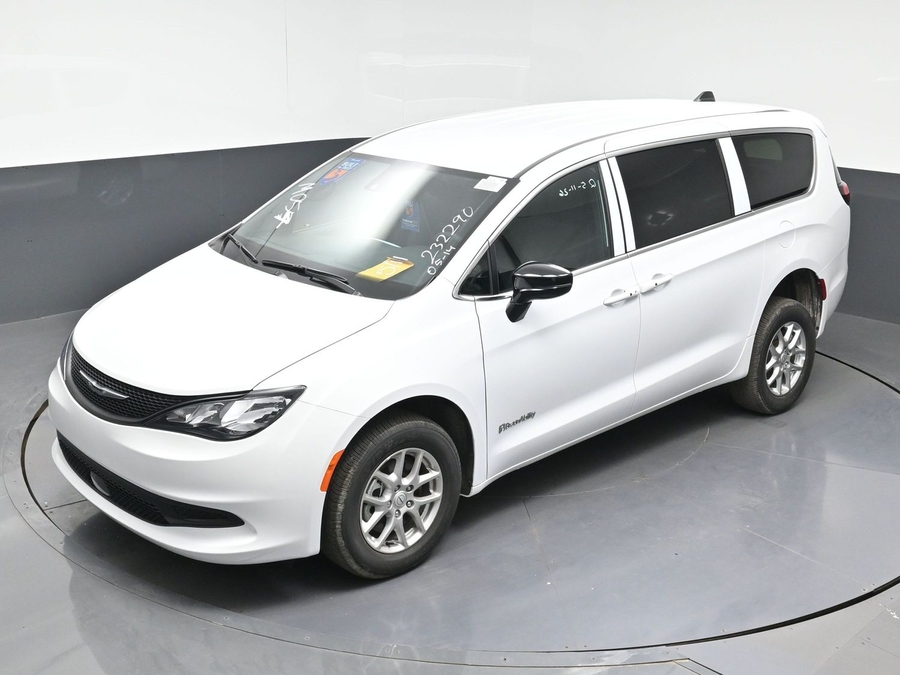 White Chrysler Voyager image number 20