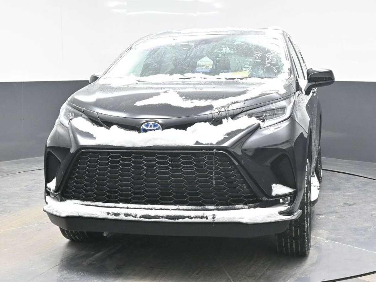 Black Toyota Sienna image number 1