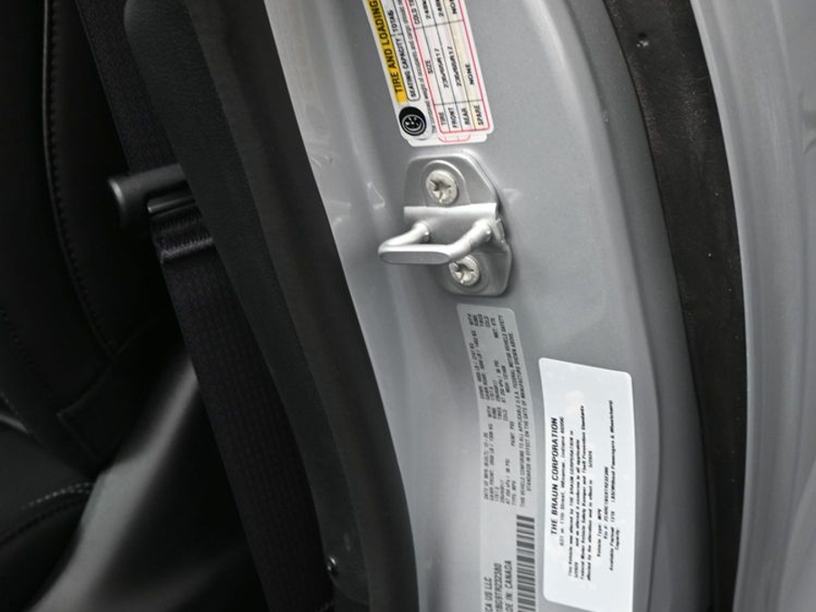 New 2026 Chrysler Pacifica Select Plus - BraunAbility Side Entry Entry Fold Out Automatic Ramp