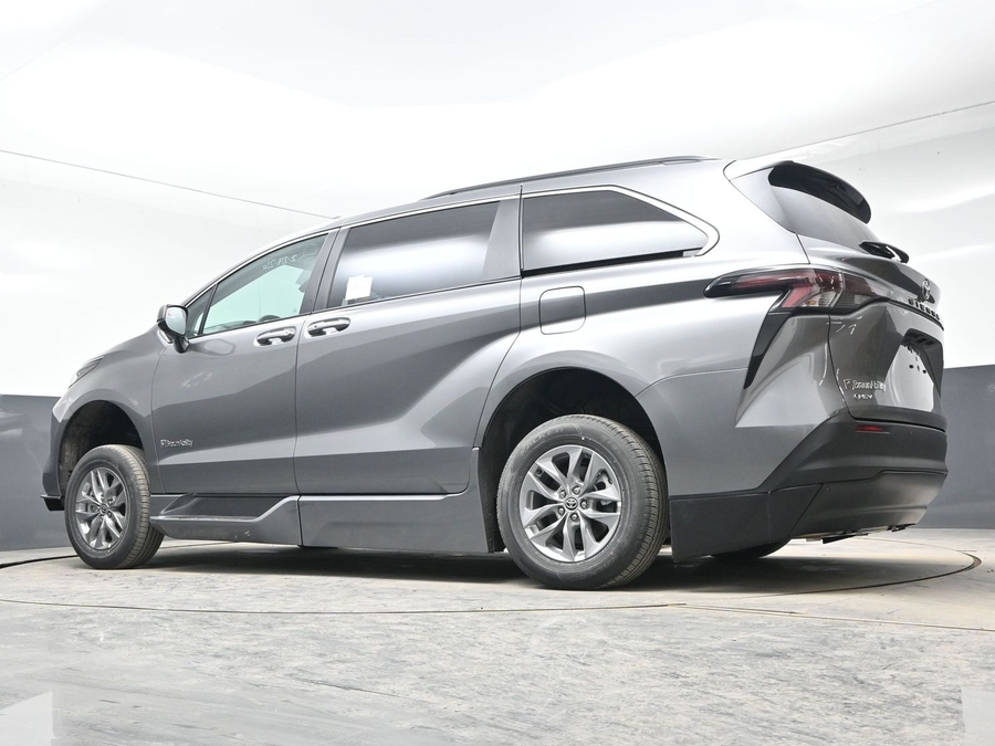 New 2026 Toyota Sienna Hybrid XLE Base - BraunAbility Side Entry Entry Fold Out Automatic Ramp