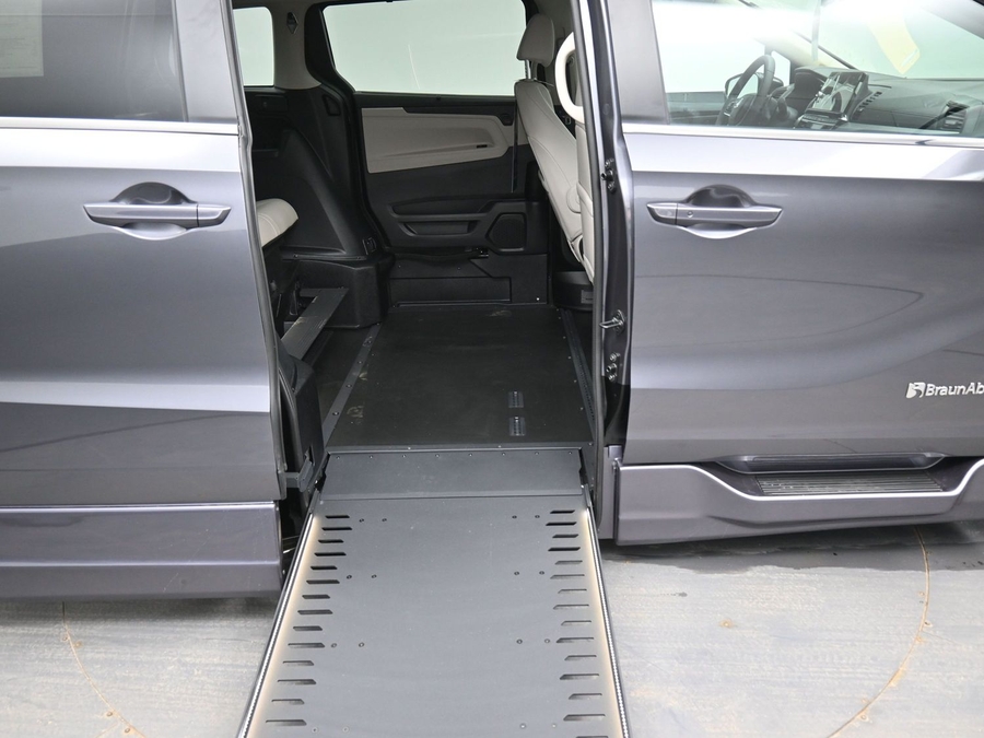 Grey Honda Odyssey image number 10