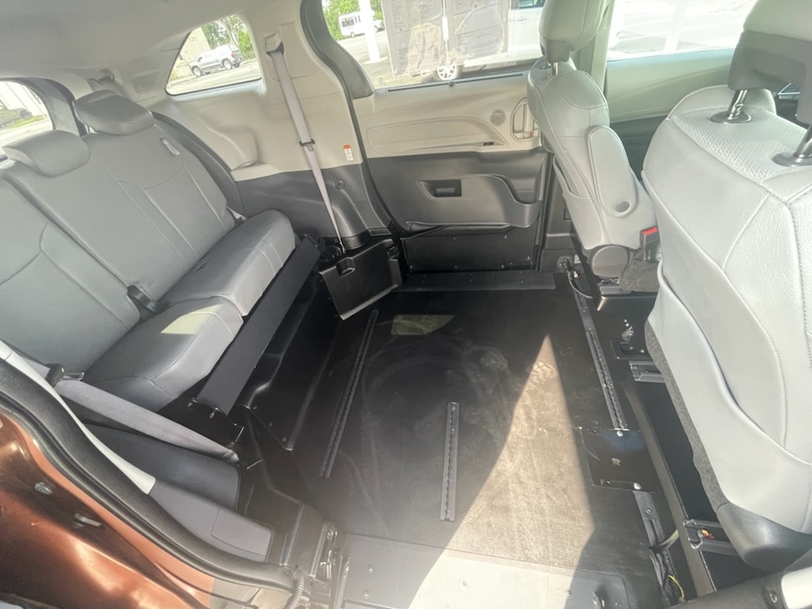 Orange Toyota Sienna image number 3