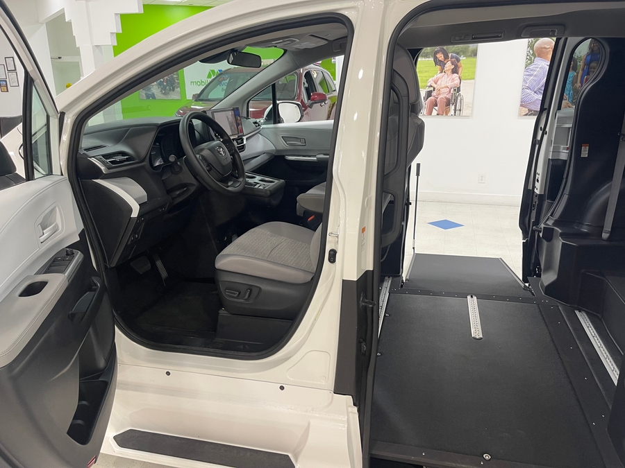 White Toyota Sienna image number 7