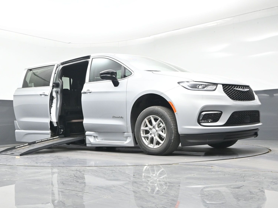 Silver Chrysler Pacifica image number 15