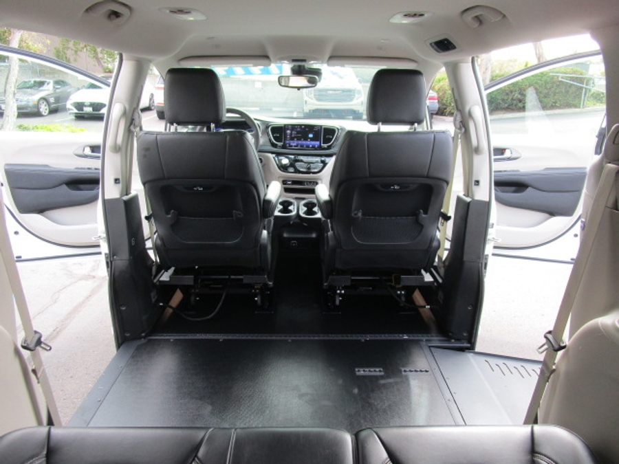 Used 2023 Chrysler Pacifica Touring L Safety - BraunAbility Side Entry Entry In Floor Automatic Ramp